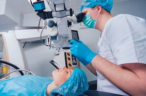 oftamoloski pregled, doktor i pacijent